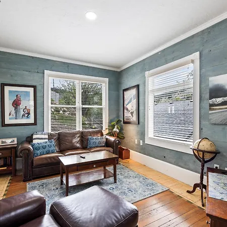 Dual Unit Mountain Retreat, 4Br, Prime Location, Sleeps 10, Historic Charm & Modern Luxury, Steps To Main St! Vila